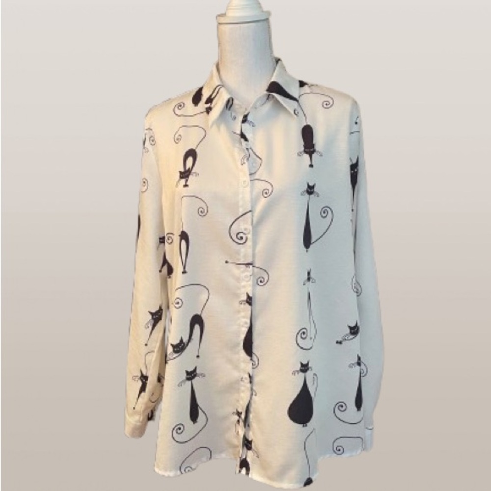 Retro cat design shirt, cream colored with vintage looking black cat motif XL